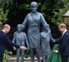 Le prince William, duc de Cambridge, et son frère Le prince Harry, duc de Sussex, se retrouvent à l'inauguration de la statue de leur mère, la princesse Diana dans les jardins de Kensington Palace à Londres. Ce jour-là, la princesse Diana aurait fêté son 60 ème anniversaire.