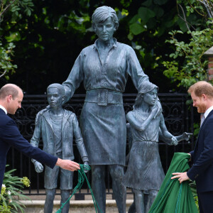 Le prince William, duc de Cambridge, et son frère Le prince Harry, duc de Sussex, se retrouvent à l'inauguration de la statue de leur mère, la princesse Diana dans les jardins de Kensington Palace à Londres. Ce jour-là, la princesse Diana aurait fêté son 60 ème anniversaire.