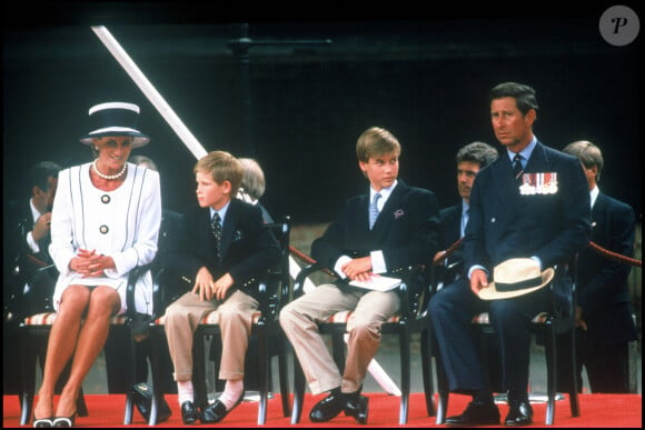 Le prince Charles et Diana avec leurs fils William et Harry à Londres en 1995.