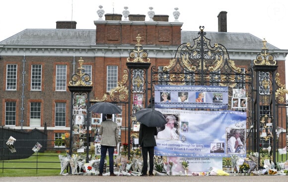 Le prince William, duc de Cambridge, le prince Harry et Catherine (Kate) Middleton, duchesse de Cambridge, lors de la visite du Sunken Garden dédié à la mémoire de Lady Diana à Londres le 30 août 2017.