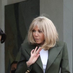 Brigitte Macron, épouse du président de la République Emmanuel Macron, raccompagne Pramilla Patten, représentante spéciale de l'ONU sur la violence sexuelle dans les conflits armés, après un entretien au palais de l'Élysée. Paris, France, le 1er juillet 2021. © Stéphane Lemouton/Bestimage