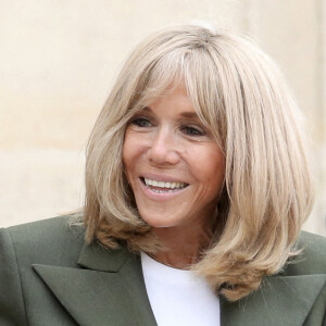 Brigitte Macron, épouse du président de la République Emmanuel Macron, raccompagne Pramilla Patten, représentante spéciale de l'ONU sur la violence sexuelle dans les conflits armés, après un entretien au palais de l'Élysée. Paris, France, le 1er juillet 2021. © Stéphane Lemouton/Bestimage