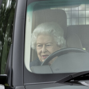 La reine Elisabeth II d'Angleterre, de retour d'Ecosse après la Holyrood Week, assiste à la course hippique "Royal Windsor Horse Show", le 2 juillet 2021 à Windsor. La souveraine est arrivée au volant de son Range Rover.