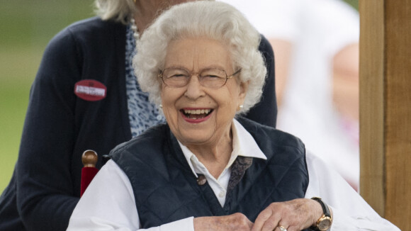 Elizabeth II souriante et reposée : elle s'offre une pause entourée de ses amis les bêtes