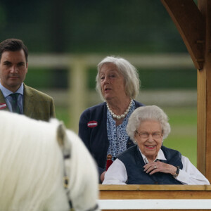 La reine Elisabeth II d'Angleterre, de retour d'Ecosse après la Holyrood Week, assiste à la course hippique "Royal Windsor Horse Show", le 2 juillet 2021 à Windsor.