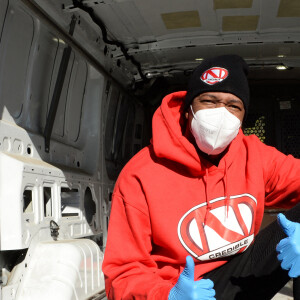 Nick Cannon participe à une distribution de 2000 repas gratuits avec la Hollywood Food Coalition à Los Angeles le 15 décembre 2020. 