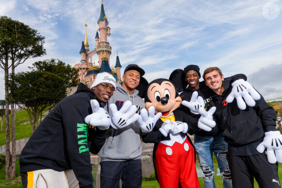 Les joueurs de l'équipe de France Paul Pogba, Kylian Mbappé, Ousmane Dembélé et Antoine Griezmann à Disneyland Paris, à Coupvray, France, le 12 octobre 2018.