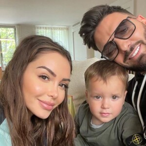 Nabilla Benattia avec son mari Thomas Vergara et leur fils Milann, le 25 mai 2021