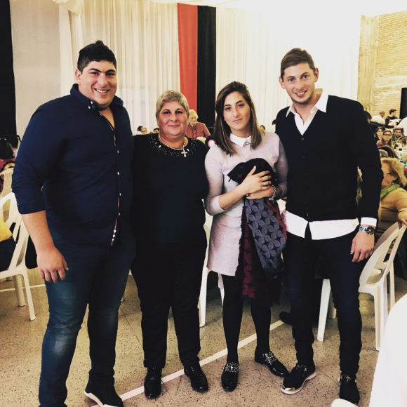 Emiliano Sala, sa soeur Romina Sala, son frère Dario Sala et leur mère. Juin 2017.