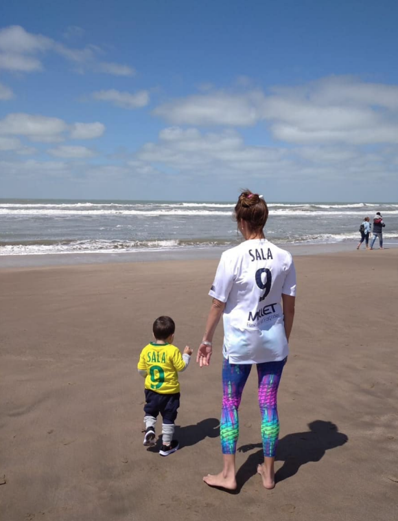 Romina Sala et son fils, vêtus des maillots du défunt Emiliano Sala. Février 2020.