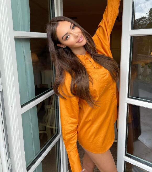 Nabilla Benattia souriante sur Instagram, au château de Chantilly