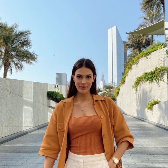 Iris Mittenaere, ex-Miss France et Miss Univers, se dévoile divine sur Instagram.