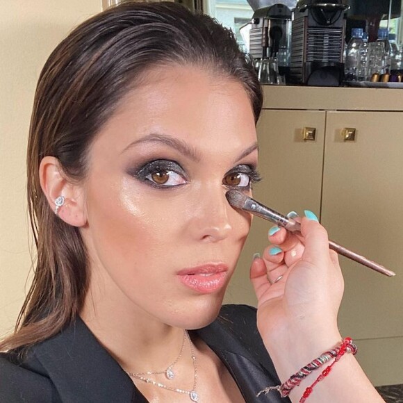 Iris Mittenaere, ex-Miss France et Miss Univers, se dévoile divine sur Instagram.