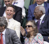Eddie Redmayne et Trevor McDonald dans les tribunes à Wimbledon, le 7 juillet 2021