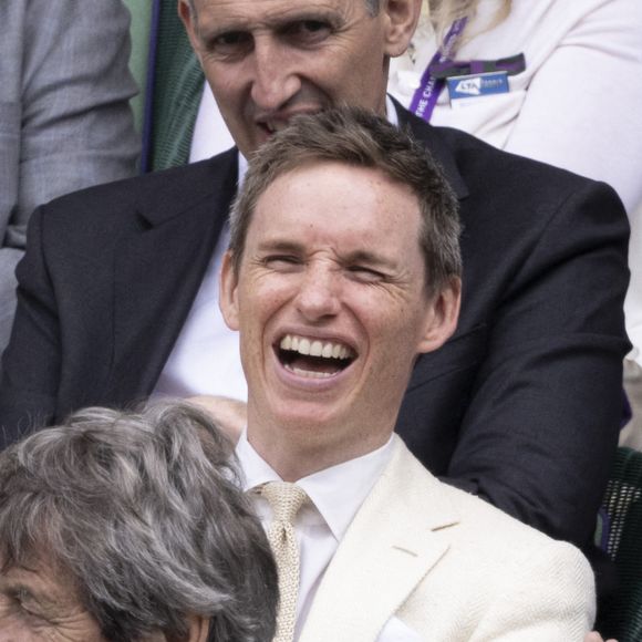 Eddie Redmayne et Trevor McDonald dans les tribunes à Wimbledon, le 7 juillet 2021