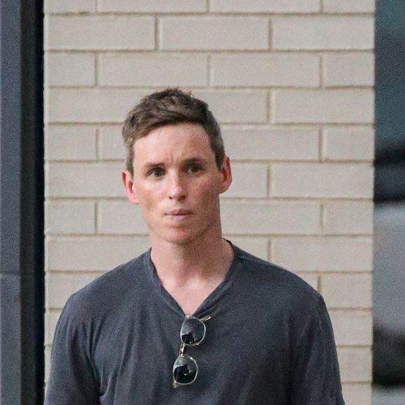 Exclusif - Eddie Redmayne est allé faire du shopping dans le quartier de East Village à New York, le 8 juin 2021.