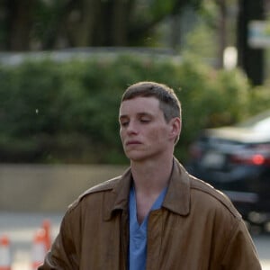 Exclusif - Eddie Redmayne sur le tournage de "The Good Nurse" à Stamford, le 1 juin 2021.
