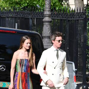 Eddie Redmayne et sa femme Hannah Bagshawe arrivent à la réception du mariage de Zoe Kravitz et Karl Glusman dans la maison de Lenny Kravitz à Paris, France, le 29 juin 2019.