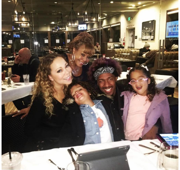 Mariah Carey et Nick Cannon dînent en famille après le fiasco du réveillon. Photo publiée sur Instagram le 5 janvier 2016