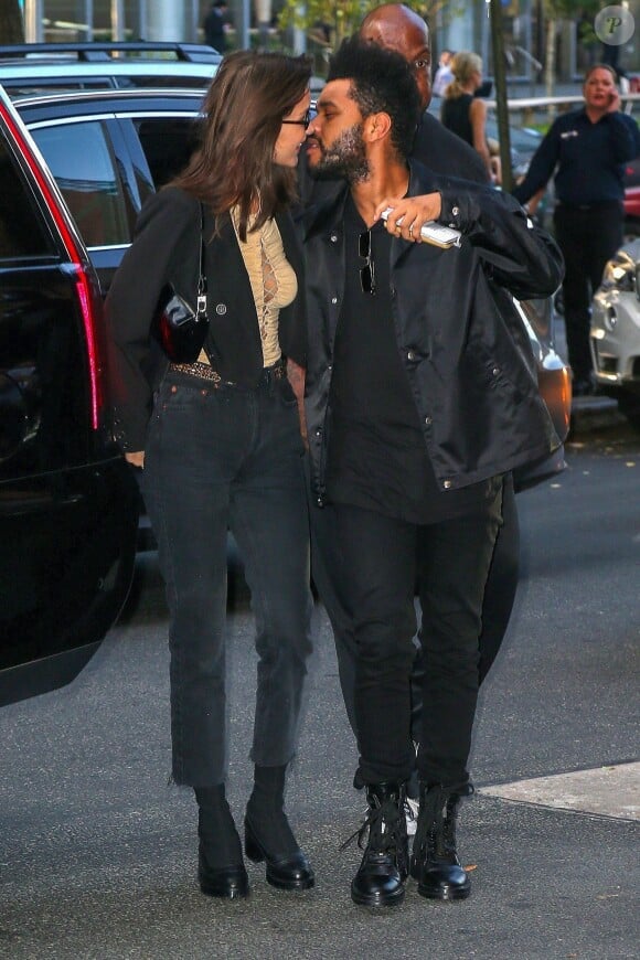Bella Hadid et son compagnon The Weeknd s'embrassent en arrivant à l'hôtel Greenwich après un brunch au Sadelle's pour fêter l'anniversaire de Bella (22 ans) à New York, le 9 octobre 2018.
