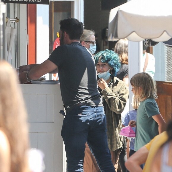 Jennifer Lopez et Ben Affleck et leurs enfants respectifs déjeunent au Country Mart de Brentwood. Los Angeles, le 9 juillet 2021.