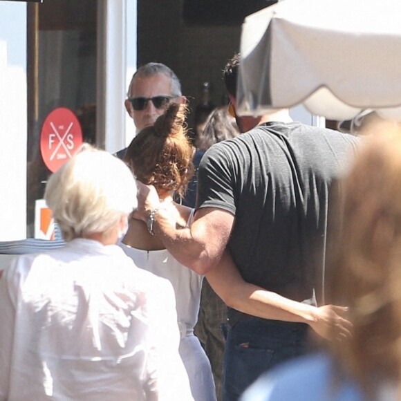 Jennifer Lopez et Ben Affleck et leurs enfants respectifs déjeunent au Country Mart de Brentwood. Los Angeles, le 9 juillet 2021.