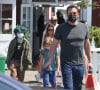 Ben Affleck, son fils Samuel et la fille de Jennifer Lopez, Emme, déjeunent au Country Mart de Brentwood. Los Angeles, le 9 juillet 2021.