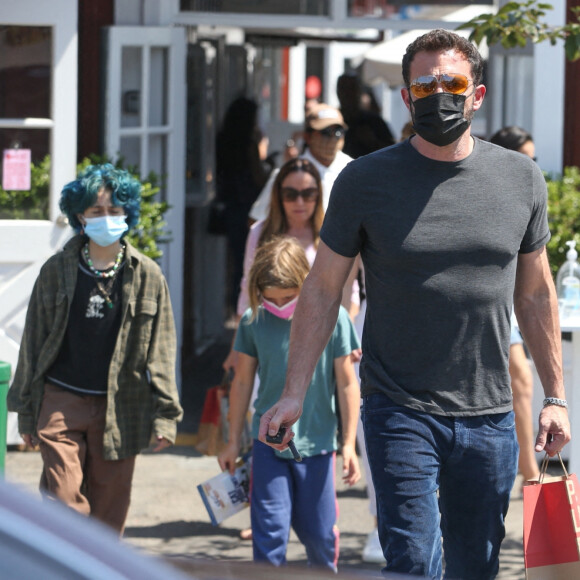 Ben Affleck, son fils Samuel et la fille de Jennifer Lopez, Emme, déjeunent au Country Mart de Brentwood. Los Angeles, le 9 juillet 2021.