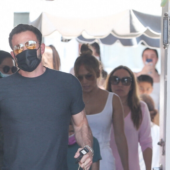 Jennifer Lopez et Ben Affleck et leurs enfants respectifs déjeunent au Country Mart de Brentwood. Los Angeles, le 9 juillet 2021.