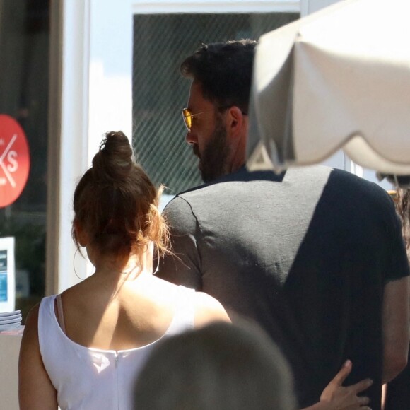 Jennifer Lopez et Ben Affleck et leurs enfants respectifs déjeunent au Country Mart de Brentwood. Los Angeles, le 9 juillet 2021.