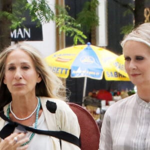 Sarah Jessica Parker et Cynthia Nixon sur le tournage de "And Just Like That..." : une nouvelle saison de la série culte "Sex and the City", sur la cinquième Avenue à Manhattan, New York City, New York, Etats-Unis, le 9 juillet 2021. 