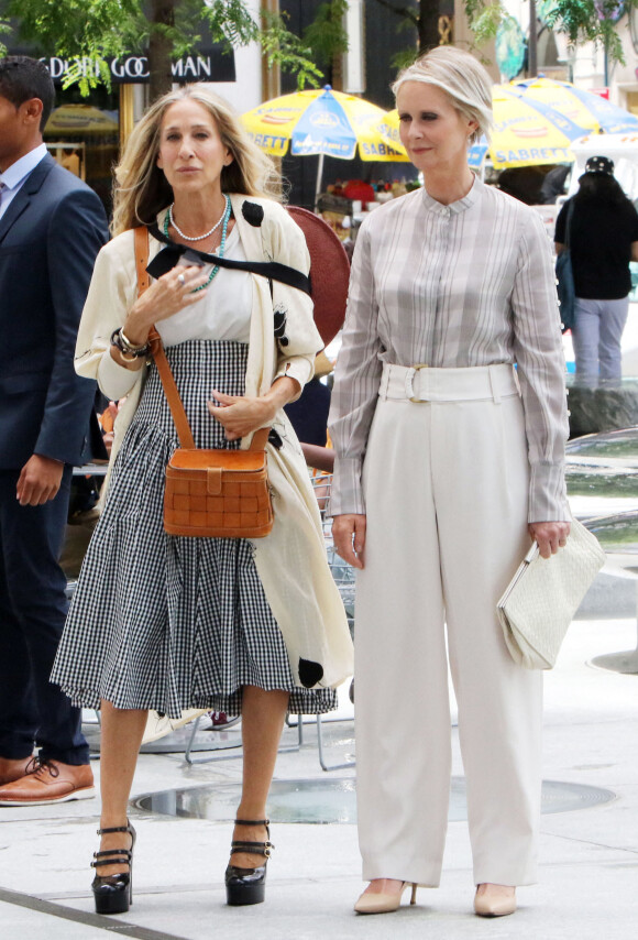 Sarah Jessica Parker et Cynthia Nixon sur le tournage de "And Just Like That..." : une nouvelle saison de la série culte "Sex and the City", sur la cinquième Avenue à Manhattan, New York City, New York, Etats-Unis, le 9 juillet 2021. 