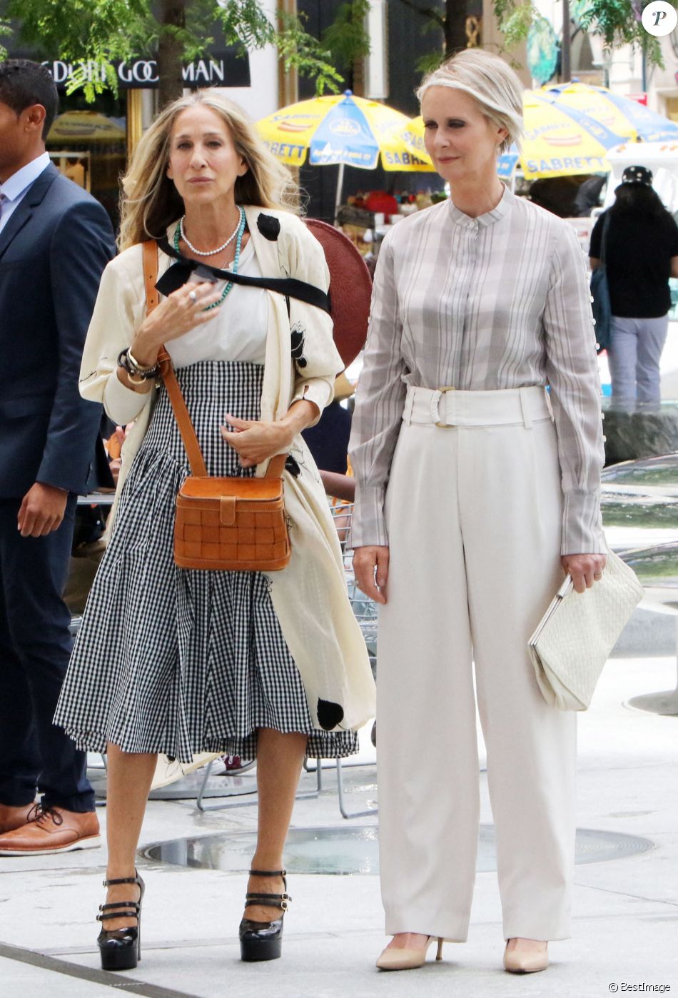 Sarah Jessica Parker et Cynthia Nixon sur le tournage de "And Just Like That..." : une nouvelle saison de la série culte "Sex and the City", sur la cinquième Avenue à Manhattan, New York City, New York, Etats-Unis, le 9 juillet 2021.