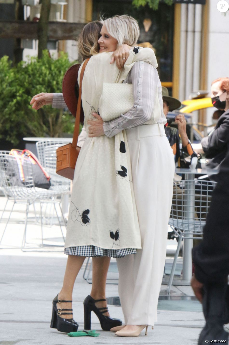 Sarah Jessica Parker et Cynthia Nixon sur le tournage de "And Just Like That..." : une nouvelle saison de la série culte "Sex and the City", sur la cinquième Avenue à Manhattan, New York City, New York, Etats-Unis, le 9 juillet 2021.