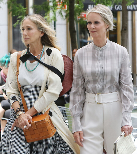 Sarah Jessica Parker et Cynthia Nixon sur le tournage de "And Just Like That..." : une nouvelle saison de la série culte "Sex and the City", sur la cinquième Avenue à Manhattan, New York City, New York, Etats-Unis, le 9 juillet 2021. 