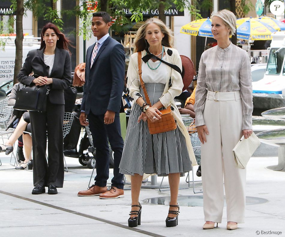 Sarah Jessica Parker et Cynthia Nixon sur le tournage de "And Just Like That..." : une nouvelle saison de la série culte "Sex and the City", sur la cinquième Avenue à Manhattan, New York City, New York, Etats-Unis, le 9 juillet 2021.