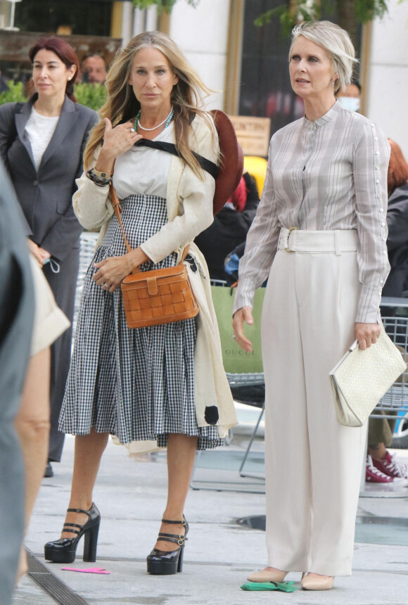 Sarah Jessica Parker et Cynthia Nixon sur le tournage de "And Just Like That..." : une nouvelle saison de la série culte "Sex and the City", sur la cinquième Avenue à Manhattan, New York City, New York, Etats-Unis, le 9 juillet 2021.