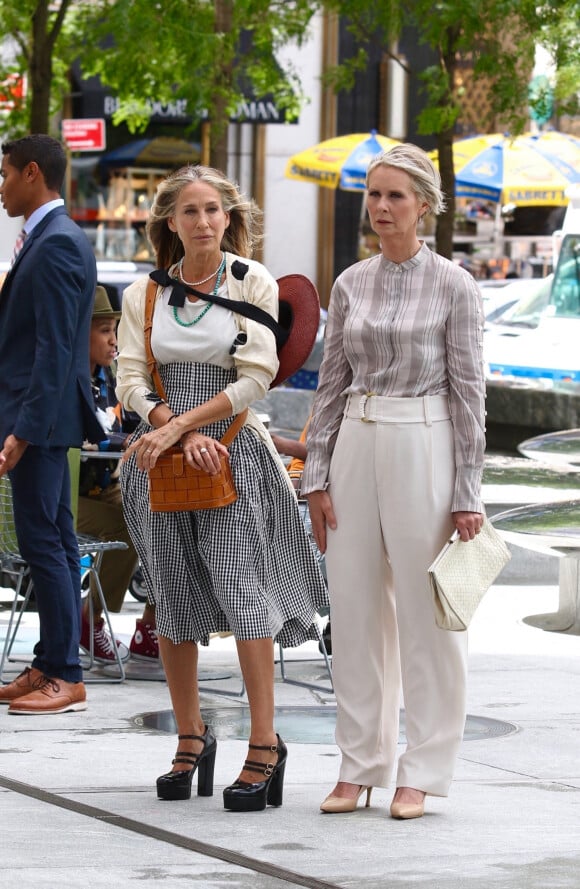 Sarah Jessica Parker et Cynthia Nixon sur le tournage de "And Just Like That..." : une nouvelle saison de la série culte "Sex and the City", sur la cinquième Avenue à Manhattan, New York City, New York, Etats-Unis, le 9 juillet 2021.