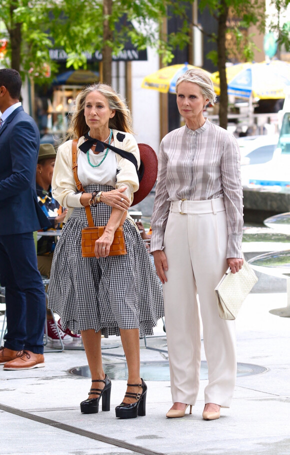 Sarah Jessica Parker et Cynthia Nixon sur le tournage de "And Just Like That..." : une nouvelle saison de la série culte "Sex and the City", sur la cinquième Avenue à Manhattan, New York City, New York, Etats-Unis, le 9 juillet 2021.