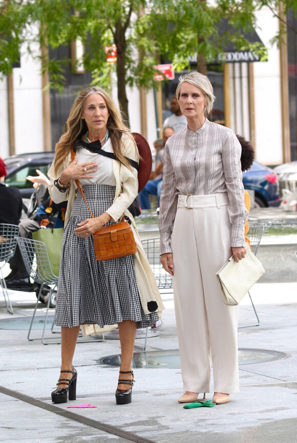 Sarah Jessica Parker et Cynthia Nixon sur le tournage de "And Just Like That..." : une nouvelle saison de la série culte "Sex and the City", sur la cinquième Avenue à Manhattan, New York City, New York, Etats-Unis, le 9 juillet 2021.