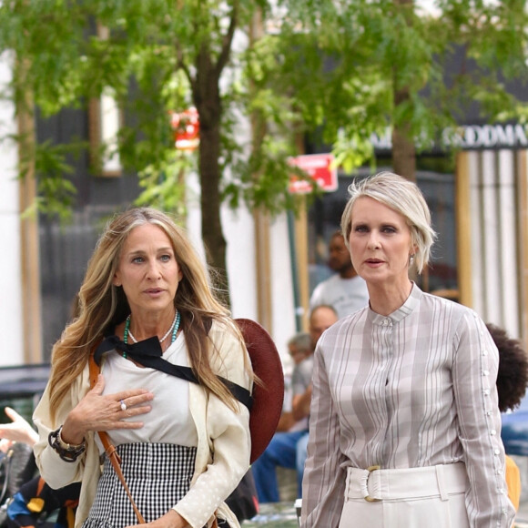 Sarah Jessica Parker et Cynthia Nixon sur le tournage de "And Just Like That..." : une nouvelle saison de la série culte "Sex and the City", sur la cinquième Avenue à Manhattan, New York City, New York, Etats-Unis, le 9 juillet 2021.