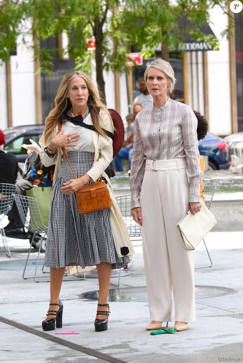 Sarah Jessica Parker et Cynthia Nixon sur le tournage de "And Just Like That..." : une nouvelle saison de la série culte "Sex and the City", sur la cinquième Avenue à Manhattan, New York City, New York, Etats-Unis, le 9 juillet 2021.