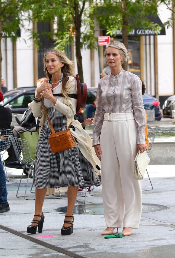 Sarah Jessica Parker et Cynthia Nixon sur le tournage de "And Just Like That..." : une nouvelle saison de la série culte "Sex and the City", sur la cinquième Avenue à Manhattan, New York City, New York, Etats-Unis, le 9 juillet 2021. 