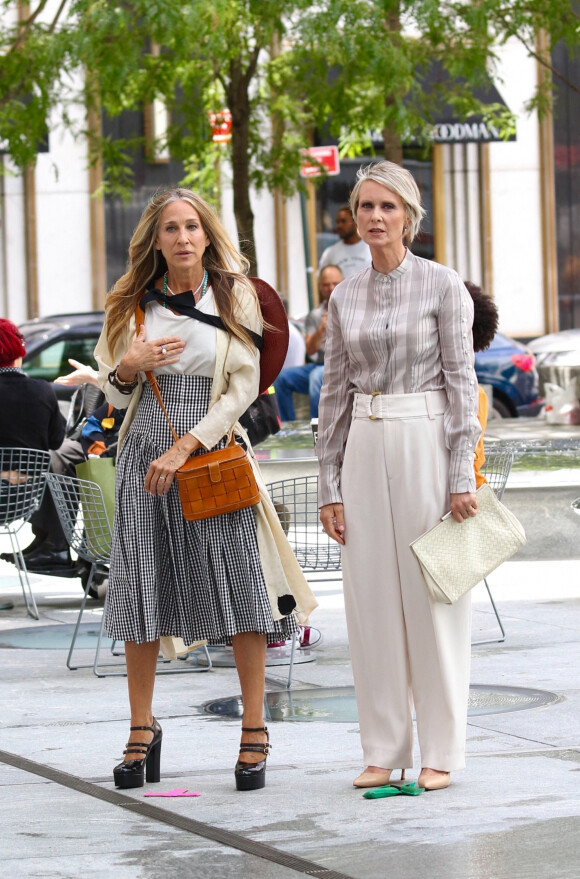 Sarah Jessica Parker et Cynthia Nixon sur le tournage de "And Just Like That..." : une nouvelle saison de la série culte "Sex and the City", sur la cinquième Avenue à Manhattan, New York City, New York, Etats-Unis, le 9 juillet 2021. 