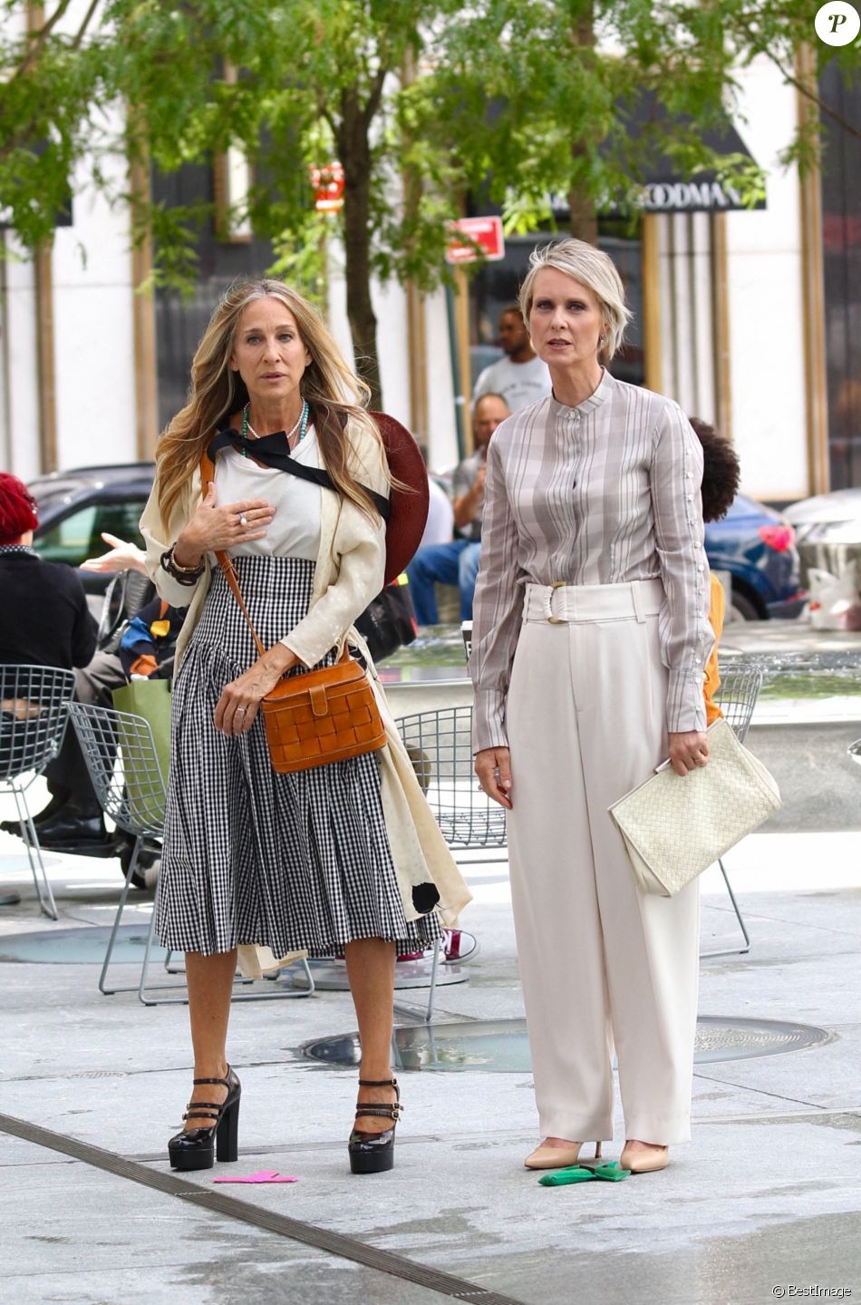 Sarah Jessica Parker et Cynthia Nixon sur le tournage de "And Just Like That..." : une nouvelle saison de la série culte "Sex and the City", sur la cinquième Avenue à Manhattan, New York City, New York, Etats-Unis, le 9 juillet 2021.