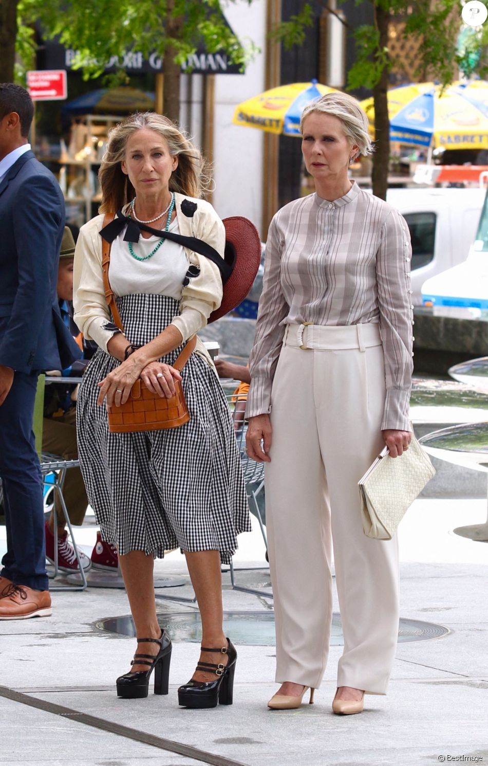 Sarah Jessica Parker et Cynthia Nixon sur le tournage de "And Just Like That..." : une nouvelle saison de la série culte "Sex and the City", sur la cinquième Avenue à Manhattan, New York City, New York, Etats-Unis, le 9 juillet 2021.