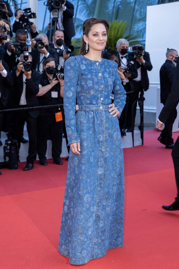 Marion Cotillard - Montée des marches du film " De son vivant " lors du 74ème Festival International du Film de Cannes. Le 10 juillet 2021 © Borde-Jacovides-Moreau / Bestimage 