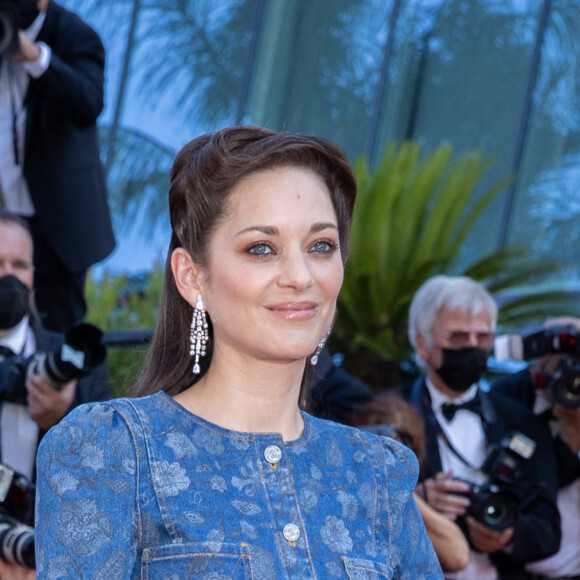 Marion Cotillard - Montée des marches du film " De son vivant " lors du 74ème Festival International du Film de Cannes. Le 10 juillet 2021 © Borde-Jacovides-Moreau / Bestimage 