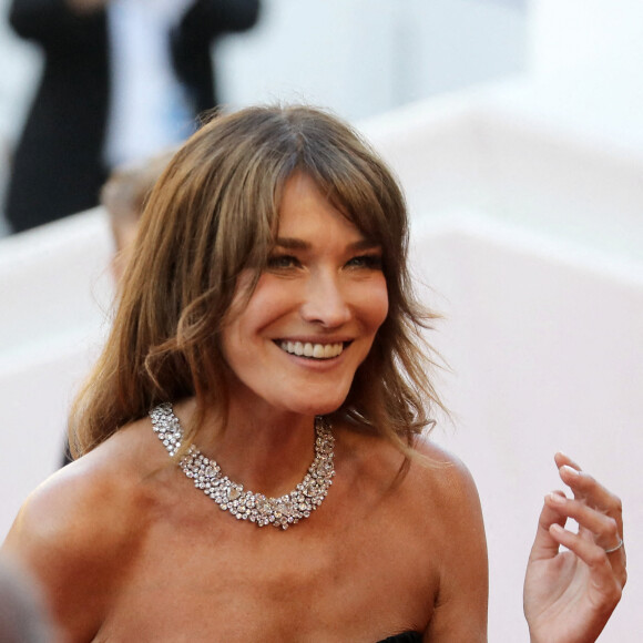 Carla Bruni-Sarkozy - Montée des marches du film " De son vivant " lors du 74ème Festival International du Film de Cannes. Le 10 juillet 2021 © Borde-Jacovides-Moreau / Bestimage 