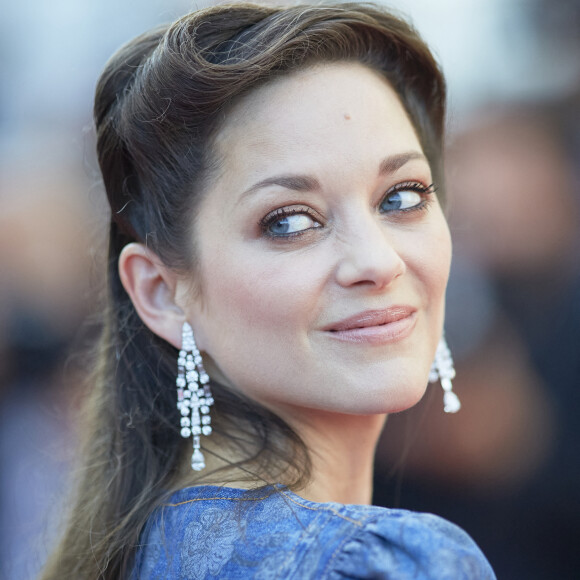 Marion Cotillard - Montée des marches du film " De son vivant " lors du 74ème Festival International du Film de Cannes. Le 10 juillet 2021 © Borde-Jacovides-Moreau / Bestimage 